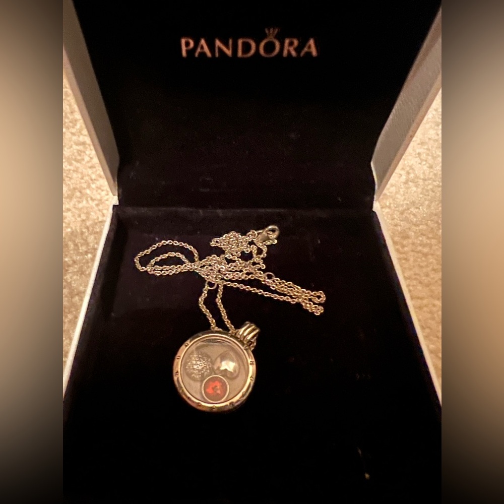 Pandora round pendant necklace